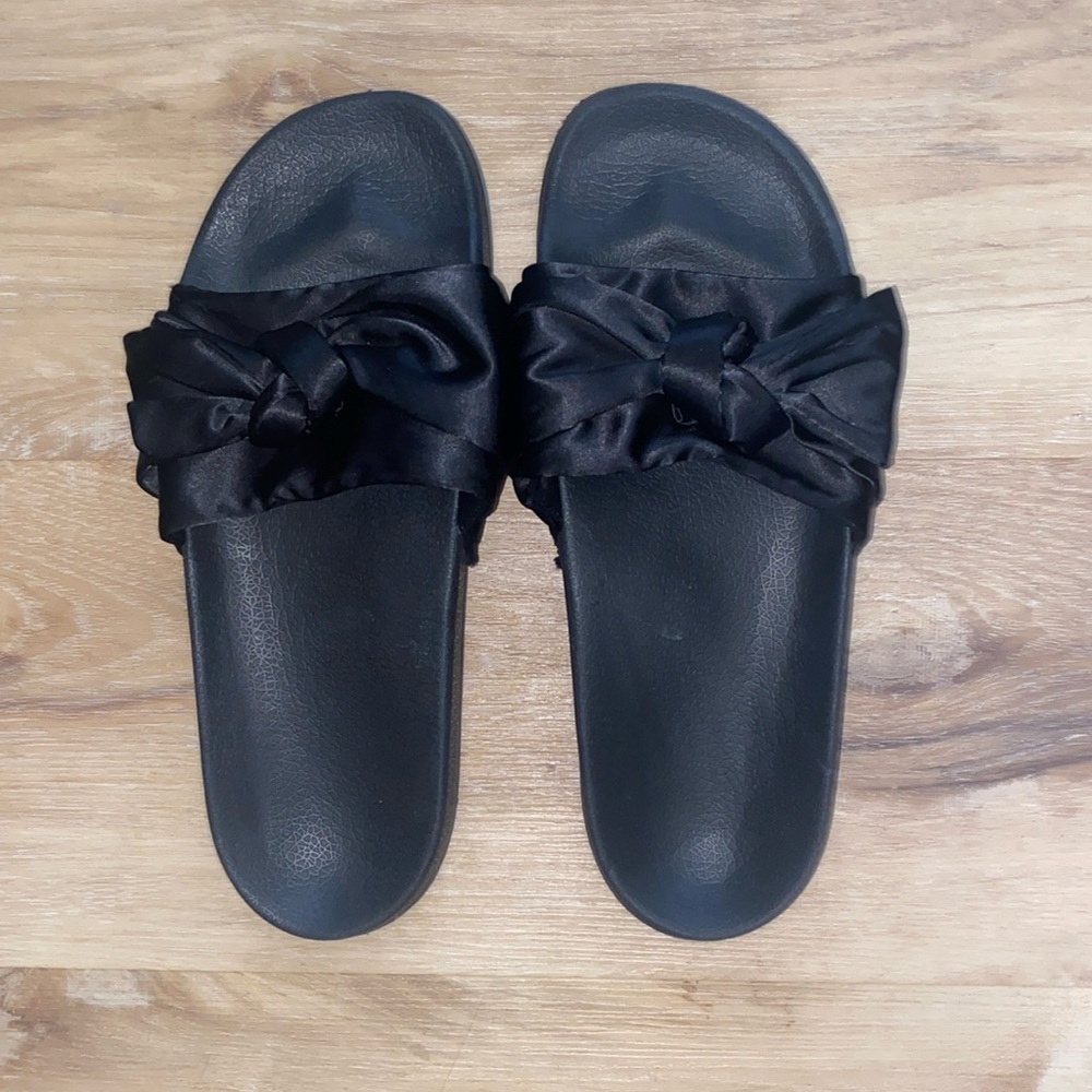 Black Slides w/ Bows